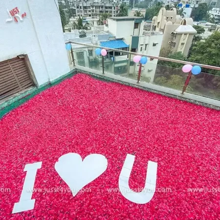 lavish-pool-breakfast