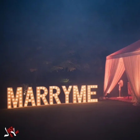 heart-backdrop-luxury-proposal-at-taj-vivanta