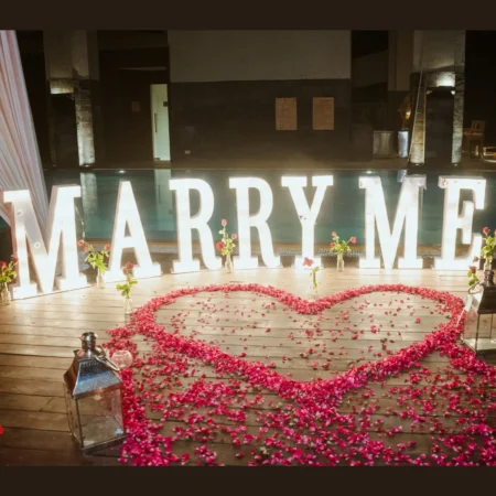 heart-backdrop-luxury-proposal-at-taj-vivanta