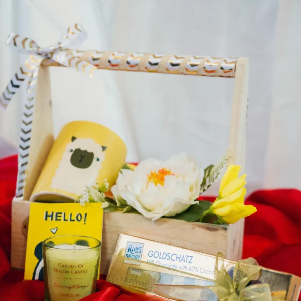 giveaway-yellow-hamper